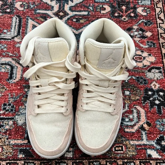 Women’s AIR JORDAN 1 mid SE - Picture 1 of 5